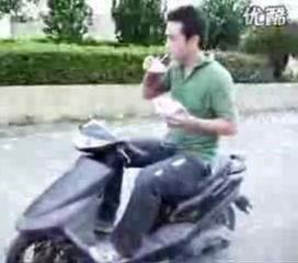 摩托车男吃瓜,引发网友热议