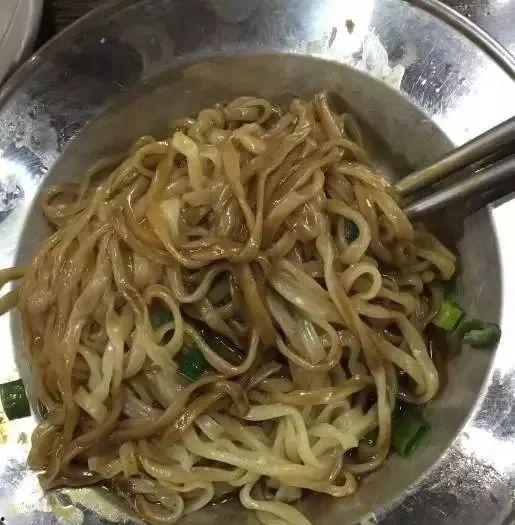 佳伟饿了吃拌面吃瓜,一场拌面与瓜果的美食之旅