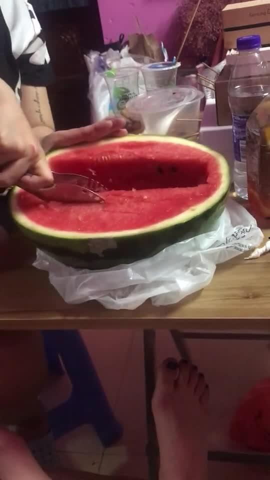 教师宿舍吃瓜,揭秘校园生活点滴