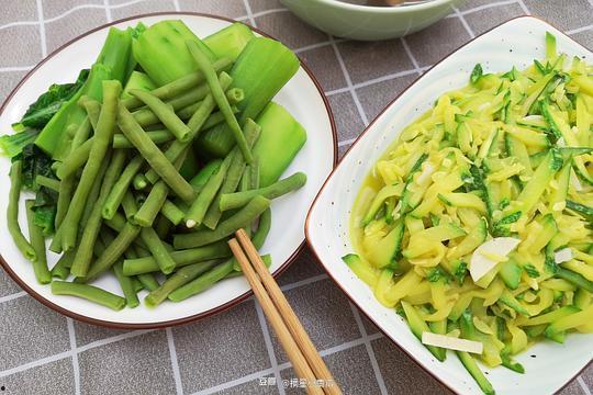 摘星螳螂吃瓜,一场生态界的奇妙邂逅