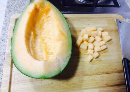 能边吃饭边吃哈密瓜吗,边食佳肴边享哈密瓜的悠闲时光