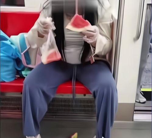 吃瓜女生被扔钱,这是什么神仙操作?