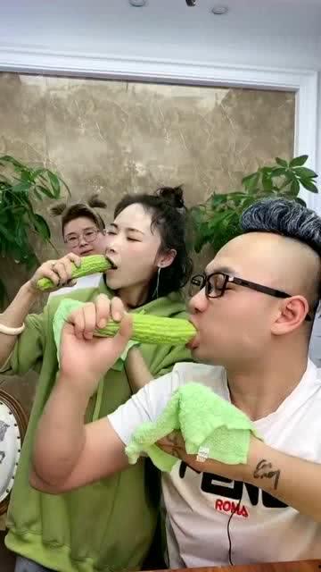 吃货主播吃蛇瓜,吃货主播勇吃蛇瓜，味蕾探险之旅